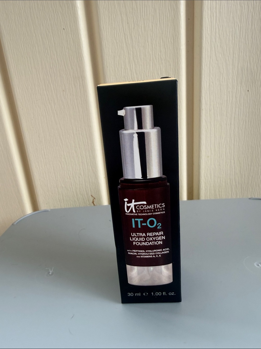 it cosmetics IT-O2 Ultra Repair Liquid Oxygen Foundation Box - Black & Silver - Picture 1 of 2